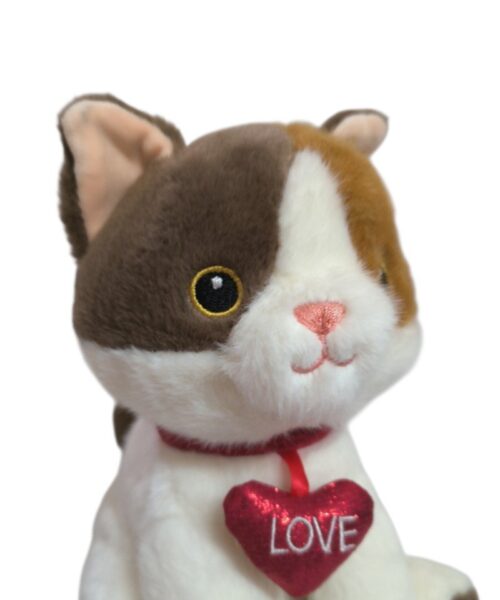Alternative view of Gatito tricolor con corazón rojo